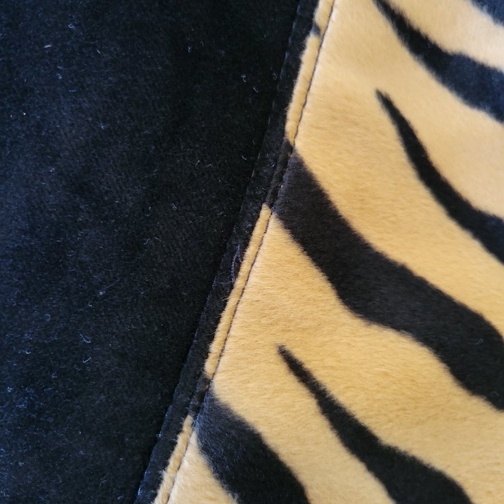 NWT Tiger Print Velvety Throw Blanket With Realistic "Fur" Pattern - Picture 3 of 7